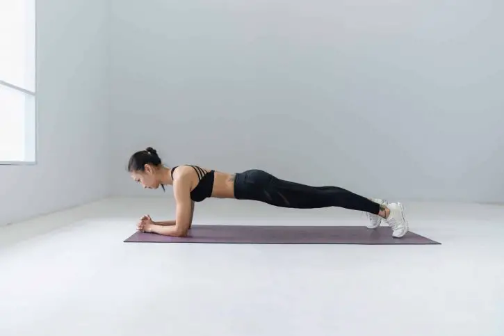 Position de planche simple sur les coudes - meilleur exercice au poids du corps pour le gainage