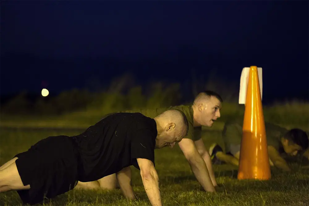 Les militaires ont l'habitude de faire des pompes le matin plutôt que le soir