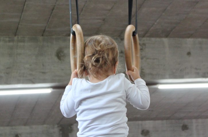 Les anneaux en bois pour s'entraîner à la musculation