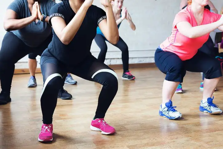 Le squat avec ou sans poids est un excellent moyen de remise en forme