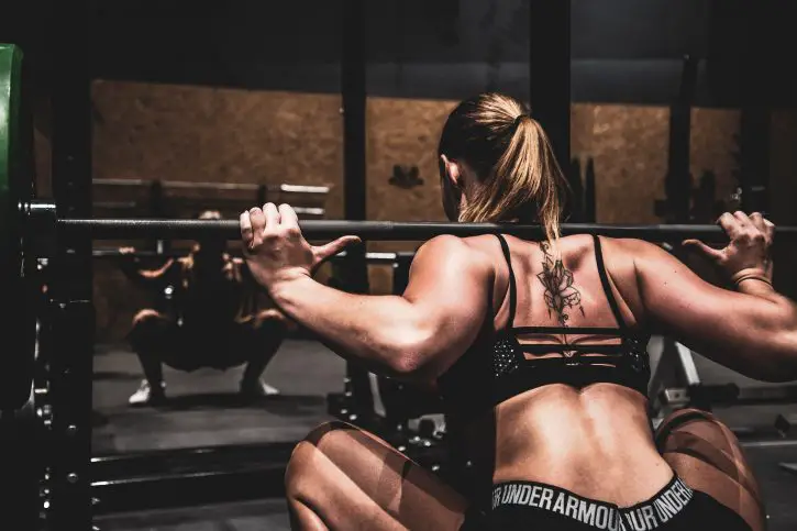 Faire des squat avec des poids est un des exercices de musculation les plus efficace.